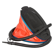 Orange fotpump med hopfällbar design, svart fotplatta och flexibel slang för luftmadrasser.